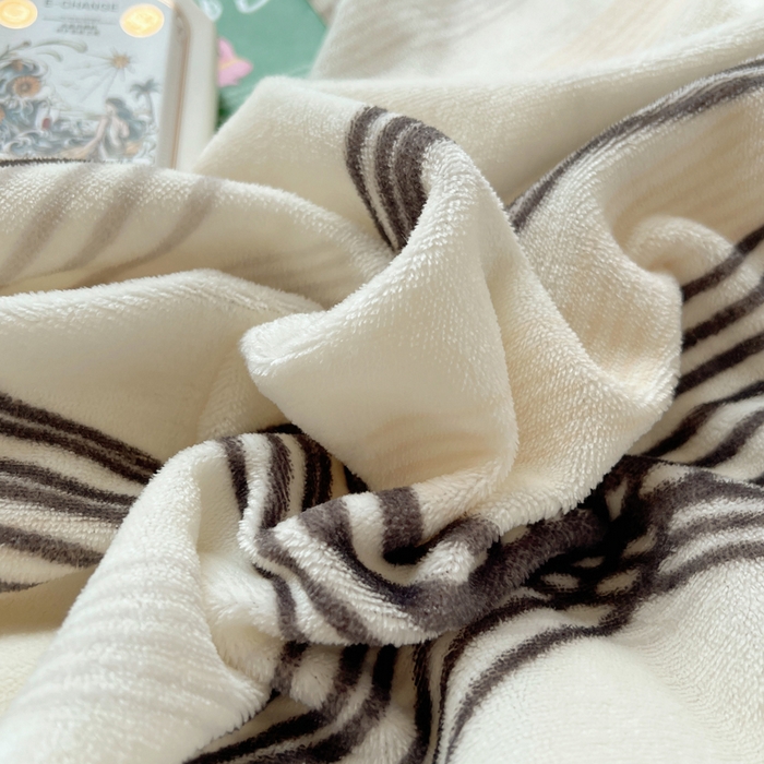 91家纺网 家纺一手货源 找家纺 小叮当家纺仓储工厂店 买家秀 爆款花型2025新款200克牛奶绒小清新卡通复古风四件套 旋律灰