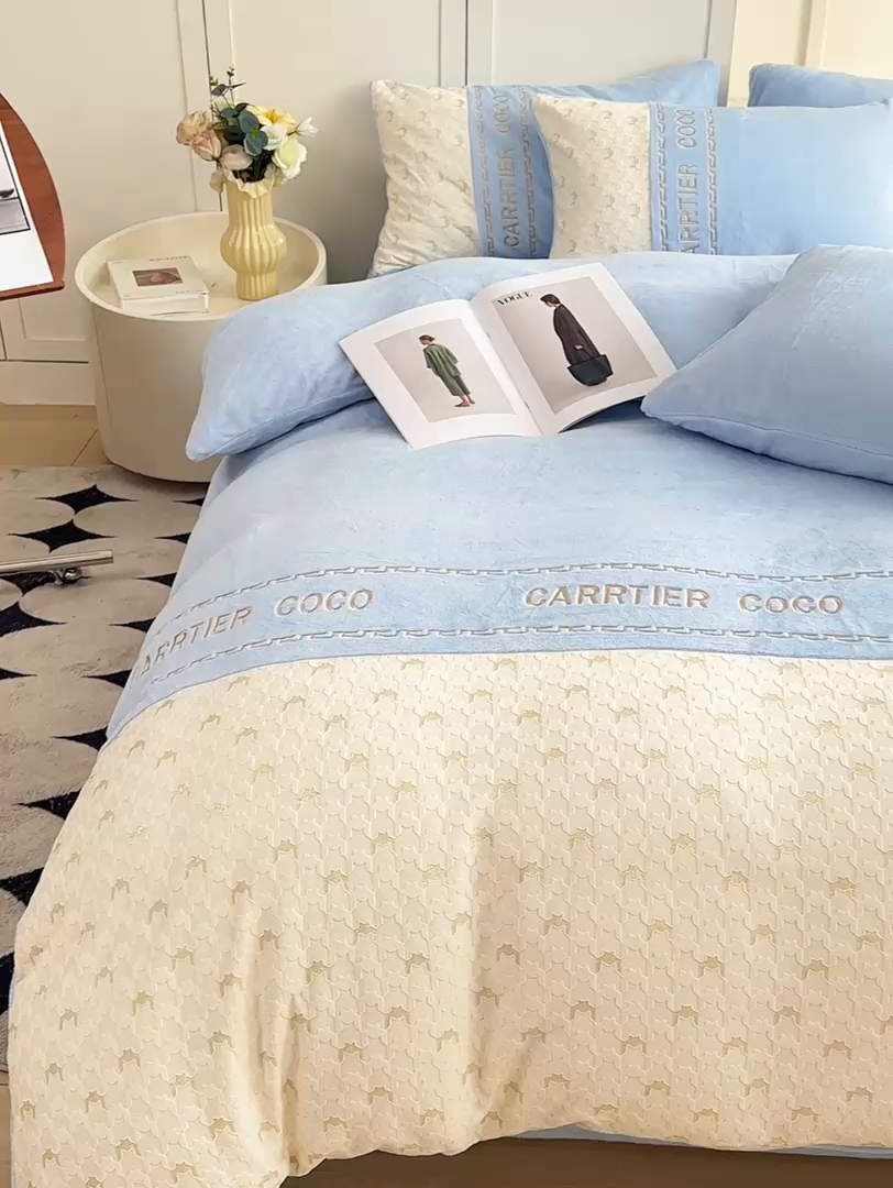 91家纺网 家纺一手货源 找家纺 灰鲸 2025新款牛奶绒拼接刺绣雕花套件-贝娜 贝娜-繁星蓝