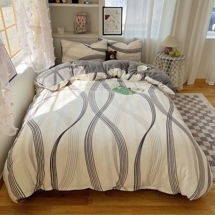 91家纺网 家纺一手货源 找家纺 小叮当家纺仓储工厂店 买家秀 爆款花型2025新款200克牛奶绒小清新卡通复古风四件套 旋律灰