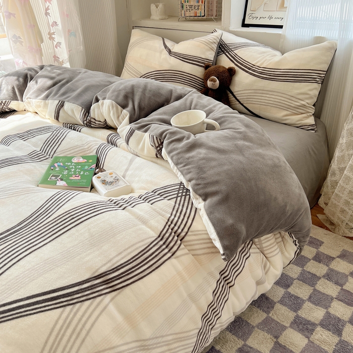 91家纺网 家纺一手货源 找家纺 小叮当家纺仓储工厂店 买家秀 爆款花型2025新款200克牛奶绒小清新卡通复古风四件套 旋律灰