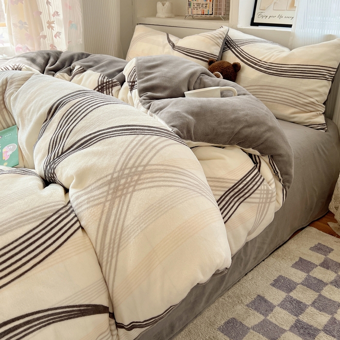 91家纺网 家纺一手货源 找家纺 小叮当家纺仓储工厂店 买家秀 爆款花型2025新款200克牛奶绒小清新卡通复古风四件套 旋律灰