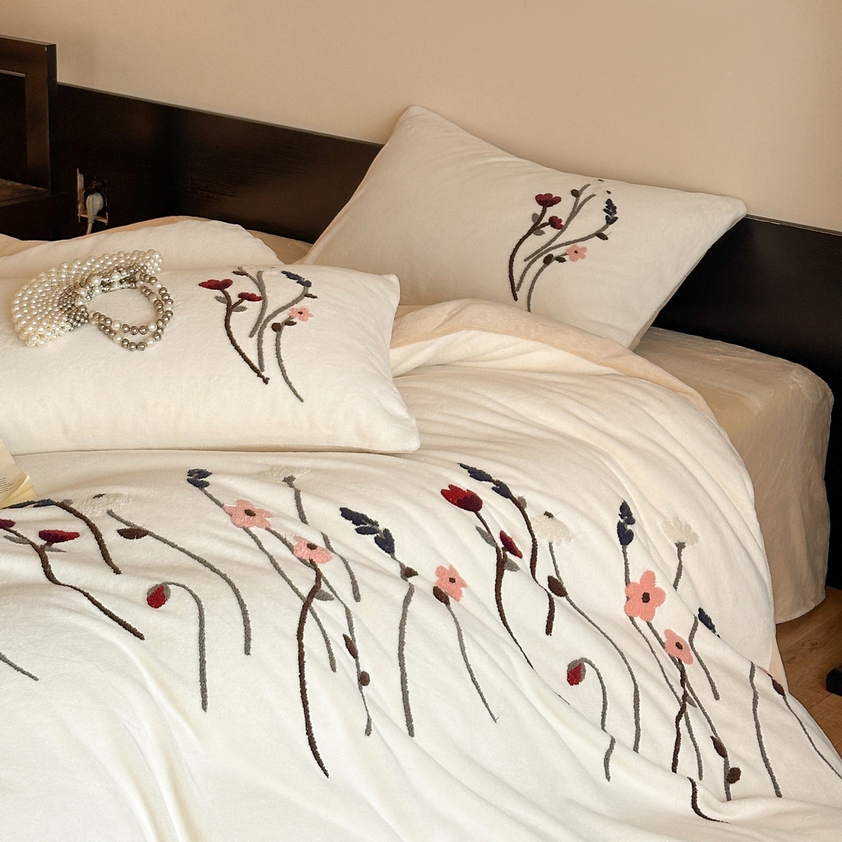 91家纺网 家纺一手货源 找家纺 如一 2025新款田园风毛巾绣牛奶绒四件套 幽兰-白咖