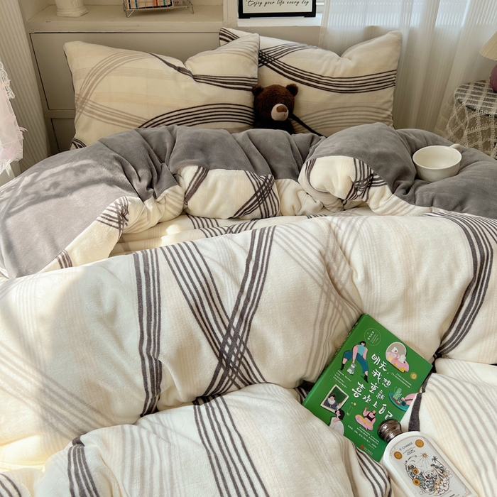 91家纺网 家纺一手货源 找家纺 小叮当家纺仓储工厂店 买家秀 爆款花型2025新款200克牛奶绒小清新卡通复古风四件套 旋律灰