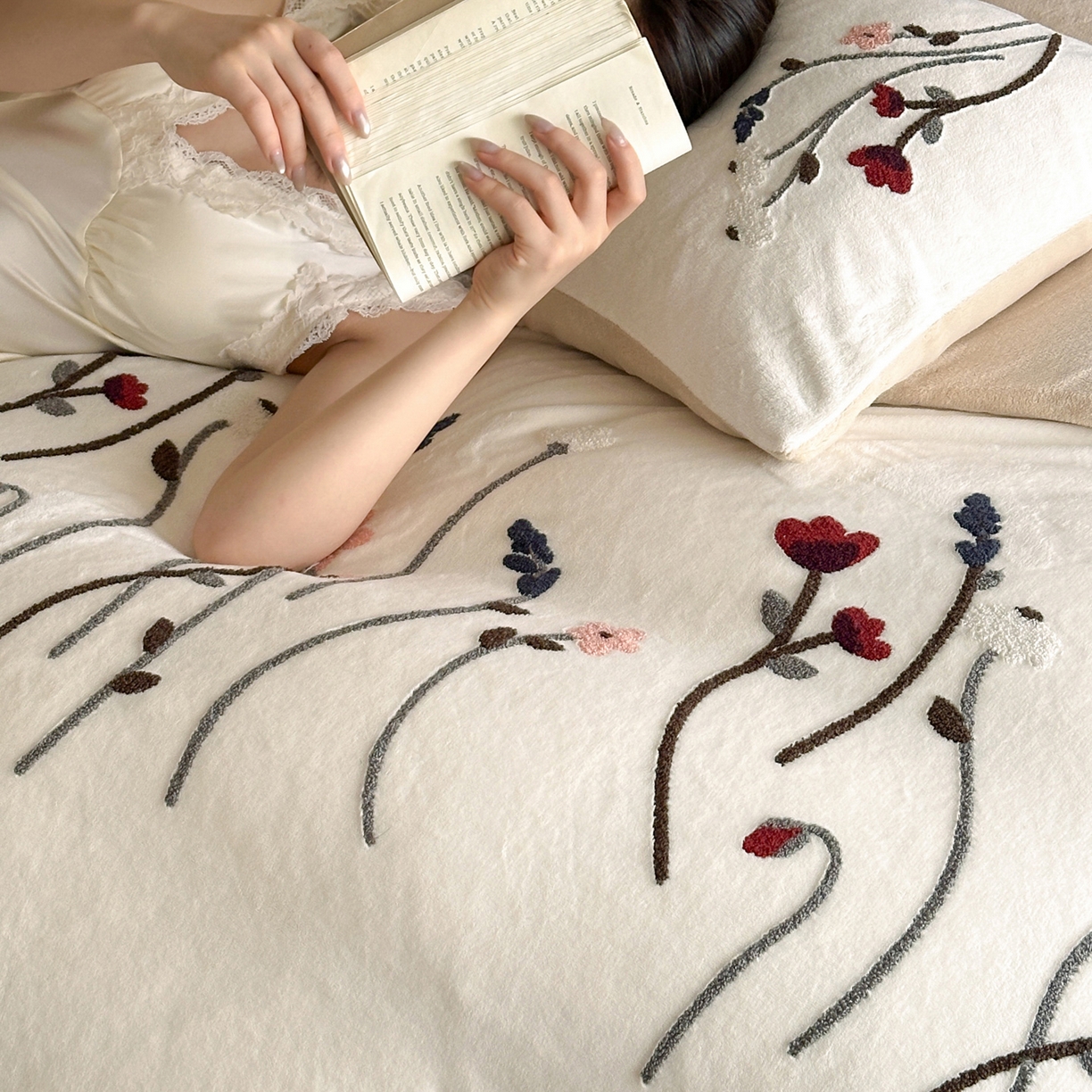 91家纺网 家纺一手货源 找家纺 如一 2025新款田园风毛巾绣牛奶绒四件套 幽兰-白咖