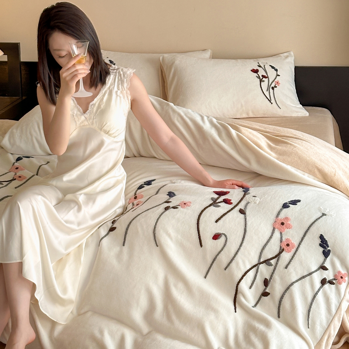 91家纺网 家纺一手货源 找家纺 如一 2025新款田园风毛巾绣牛奶绒四件套 幽兰-白咖