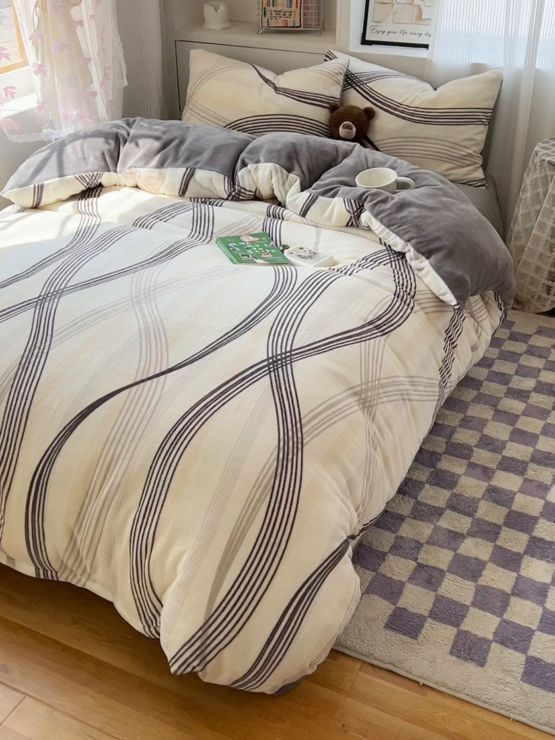 91家纺网 家纺一手货源 找家纺 小叮当家纺仓储工厂店 买家秀 爆款花型2025新款200克牛奶绒小清新卡通复古风四件套 旋律灰