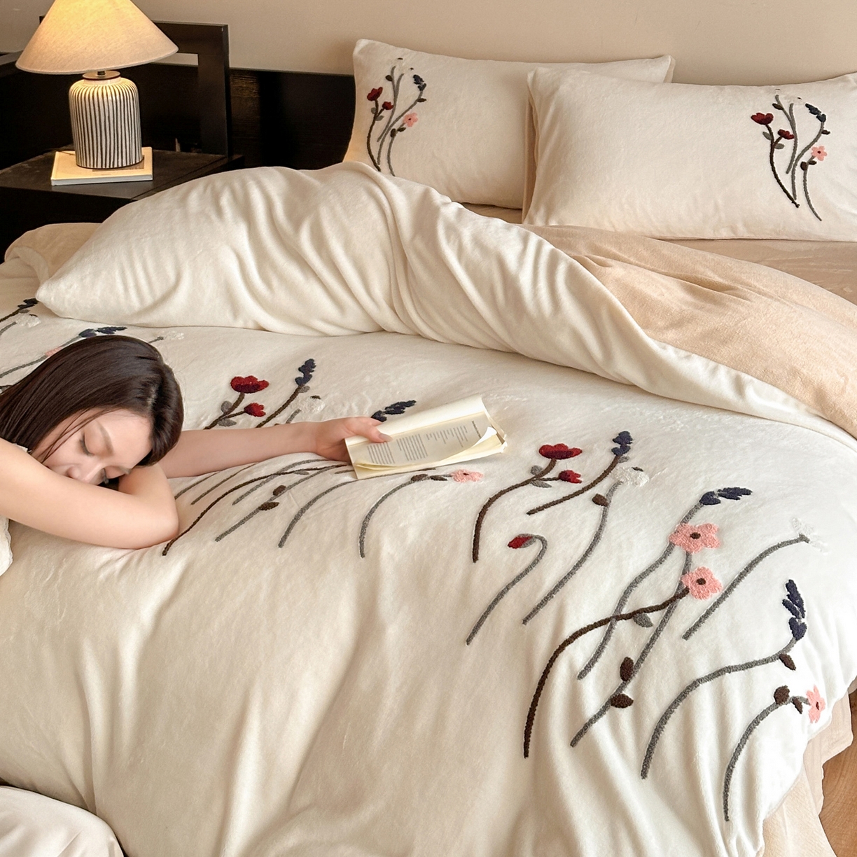 91家纺网 家纺一手货源 找家纺 如一 2025新款田园风毛巾绣牛奶绒四件套 幽兰-白咖