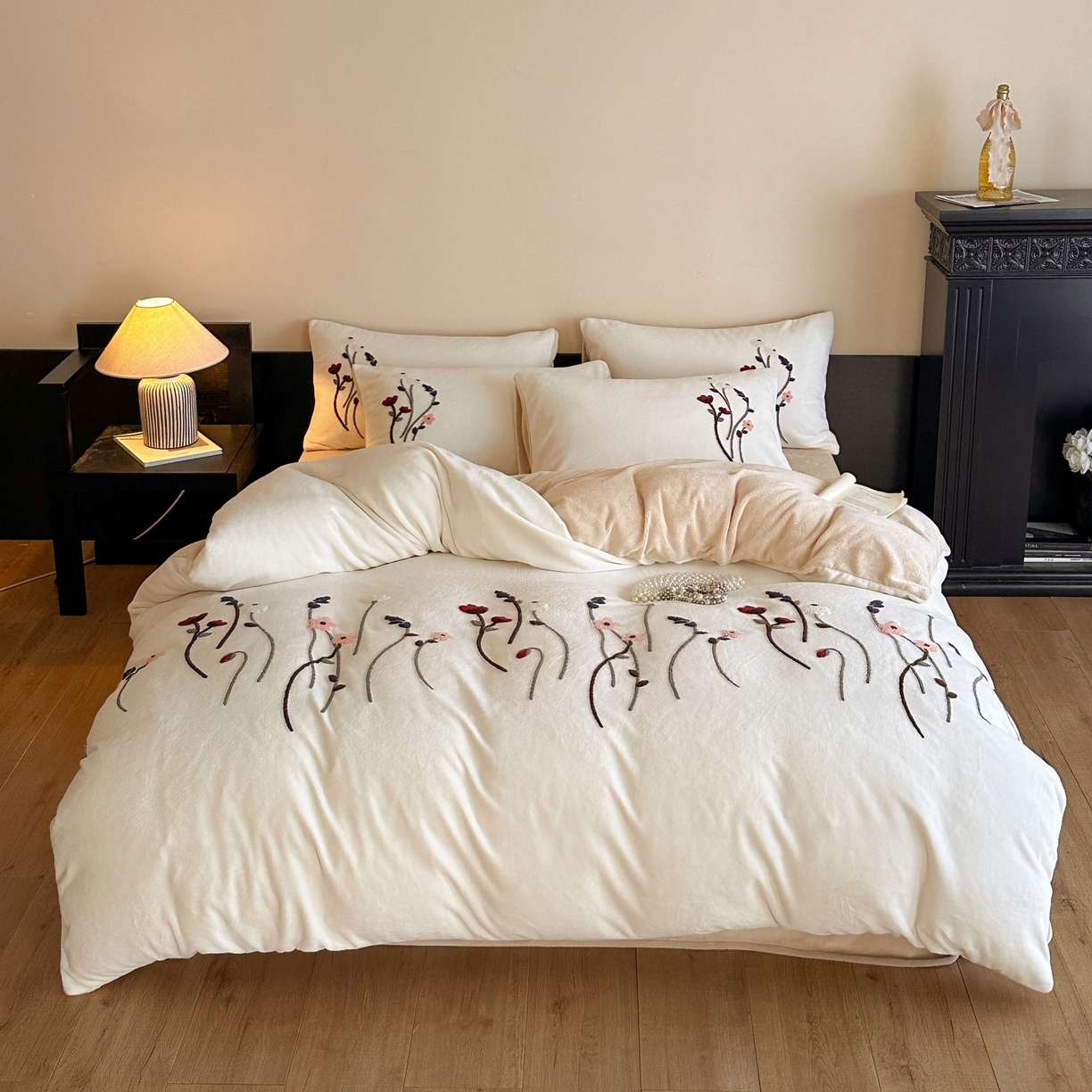 91家纺网 家纺一手货源 找家纺 如一 2025新款田园风毛巾绣牛奶绒四件套 幽兰-白咖