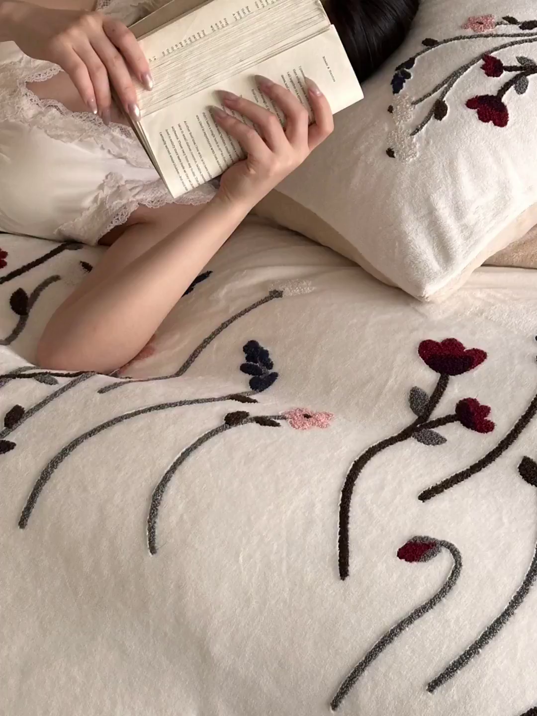 91家纺网 家纺一手货源 找家纺 如一 2025新款田园风毛巾绣牛奶绒四件套 幽兰-白咖