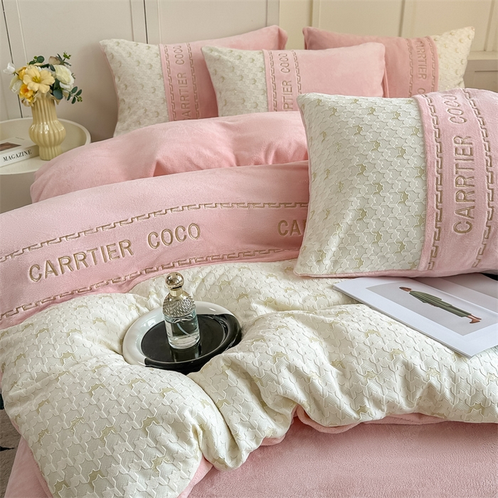 91家纺网 家纺一手货源 找家纺 灰鲸 2025新款牛奶绒拼接刺绣雕花套件-贝娜 贝娜-可可粉