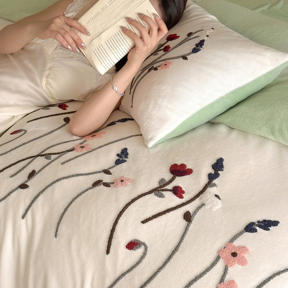 91家纺网 家纺一手货源 找家纺 如一 2025新款田园风毛巾绣牛奶绒四件套 幽兰-白绿