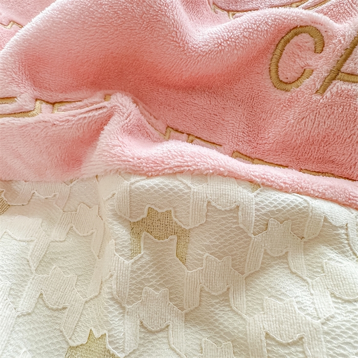 91家纺网 家纺一手货源 找家纺 灰鲸 2025新款牛奶绒拼接刺绣雕花套件-贝娜 贝娜-可可粉