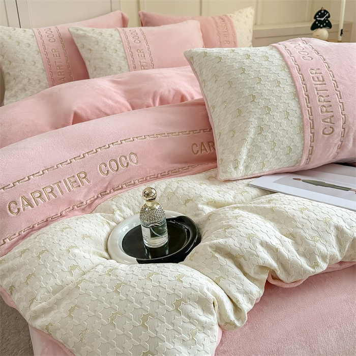 91家纺网 家纺一手货源 找家纺 灰鲸 2025新款牛奶绒拼接刺绣雕花套件-贝娜 贝娜-可可粉