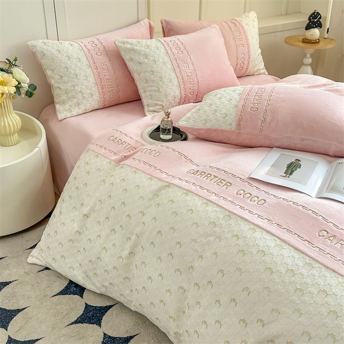 91家纺网 家纺一手货源 找家纺 灰鲸 2025新款牛奶绒拼接刺绣雕花套件-贝娜 贝娜-可可粉