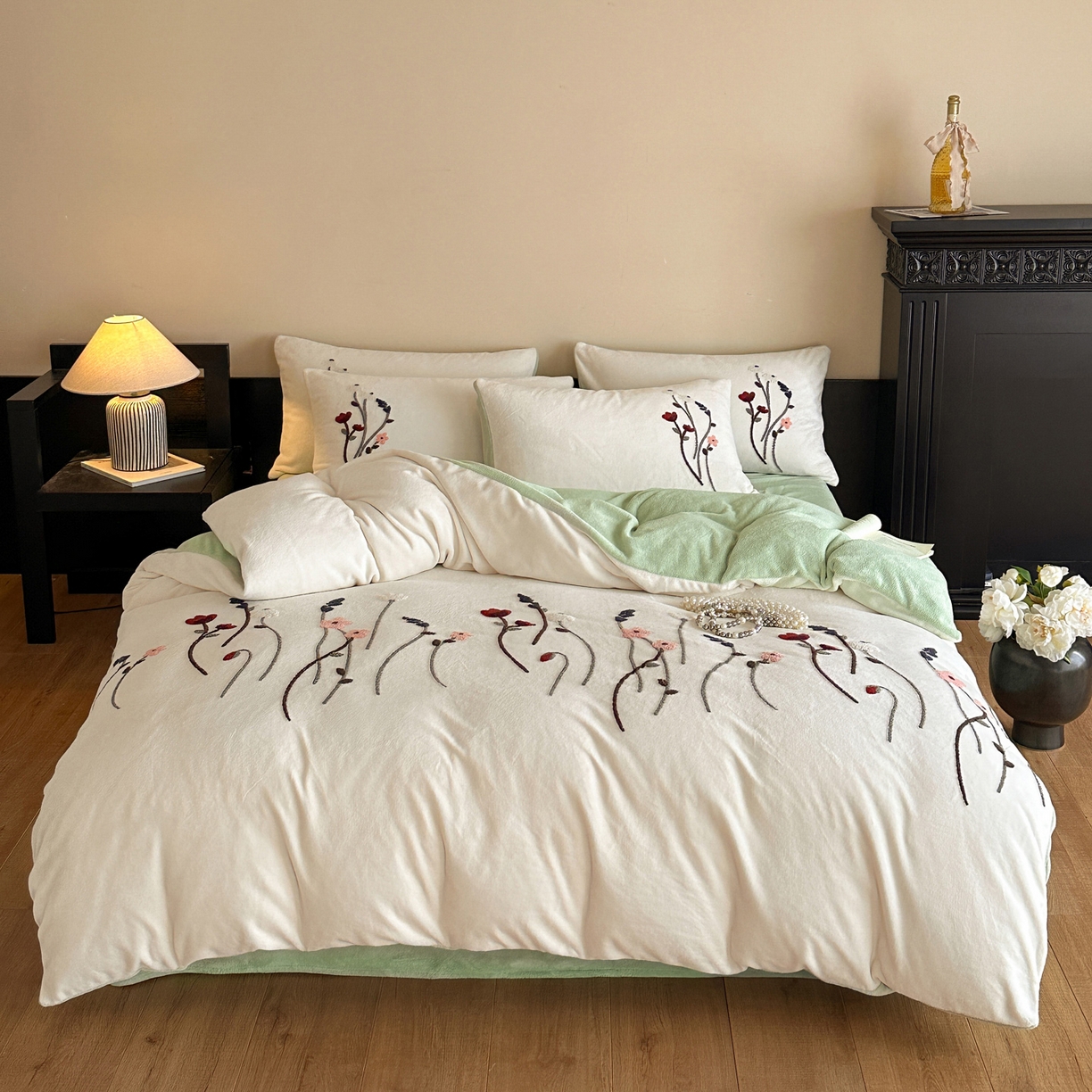 91家纺网 家纺一手货源 找家纺 如一 2025新款田园风毛巾绣牛奶绒四件套 幽兰-白绿