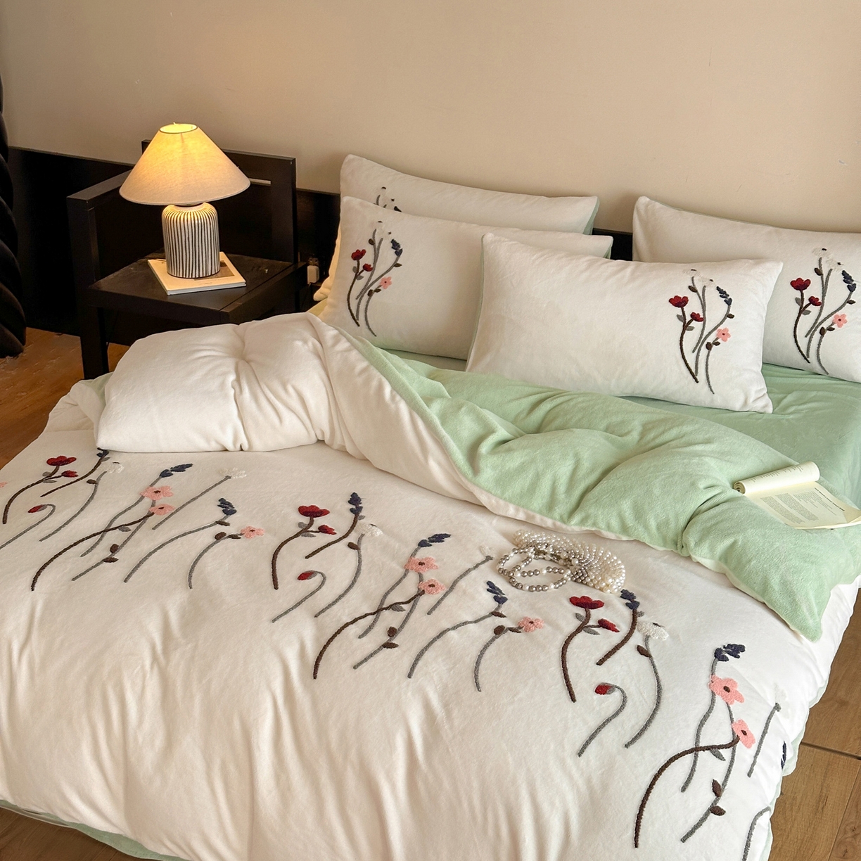 91家纺网 家纺一手货源 找家纺 如一 2025新款田园风毛巾绣牛奶绒四件套 幽兰-白绿