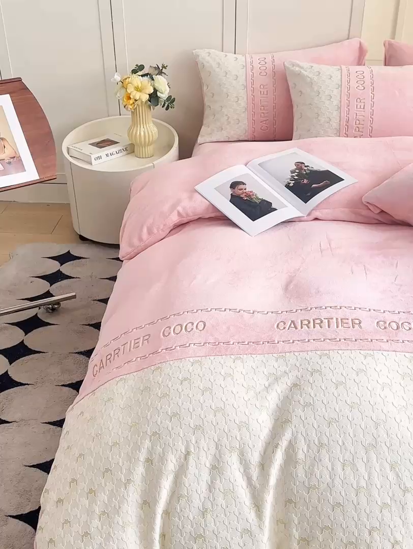 91家纺网 家纺一手货源 找家纺 灰鲸 2025新款牛奶绒拼接刺绣雕花套件-贝娜 贝娜-可可粉