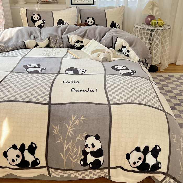 91家纺网 家纺一手货源 找家纺 小叮当家纺仓储工厂店 买家秀 爆款花型2025新款200克牛奶绒小清新卡通复古风四件套 竹林团子