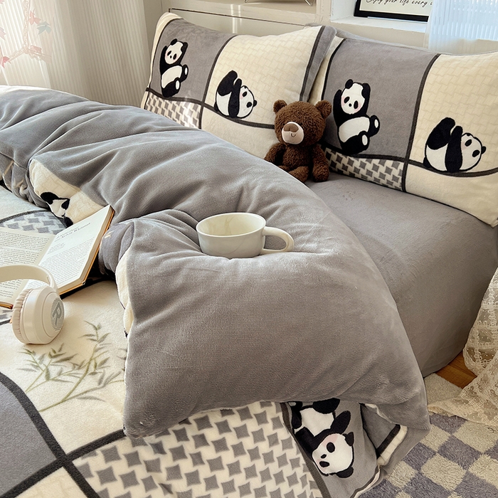 91家纺网 家纺一手货源 找家纺 小叮当家纺仓储工厂店 买家秀 爆款花型2025新款200克牛奶绒小清新卡通复古风四件套 竹林团子