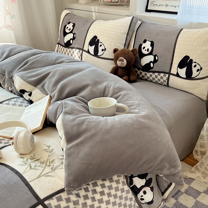 91家纺网 家纺一手货源 找家纺 小叮当家纺仓储工厂店 买家秀 爆款花型2025新款200克牛奶绒小清新卡通复古风四件套 竹林团子