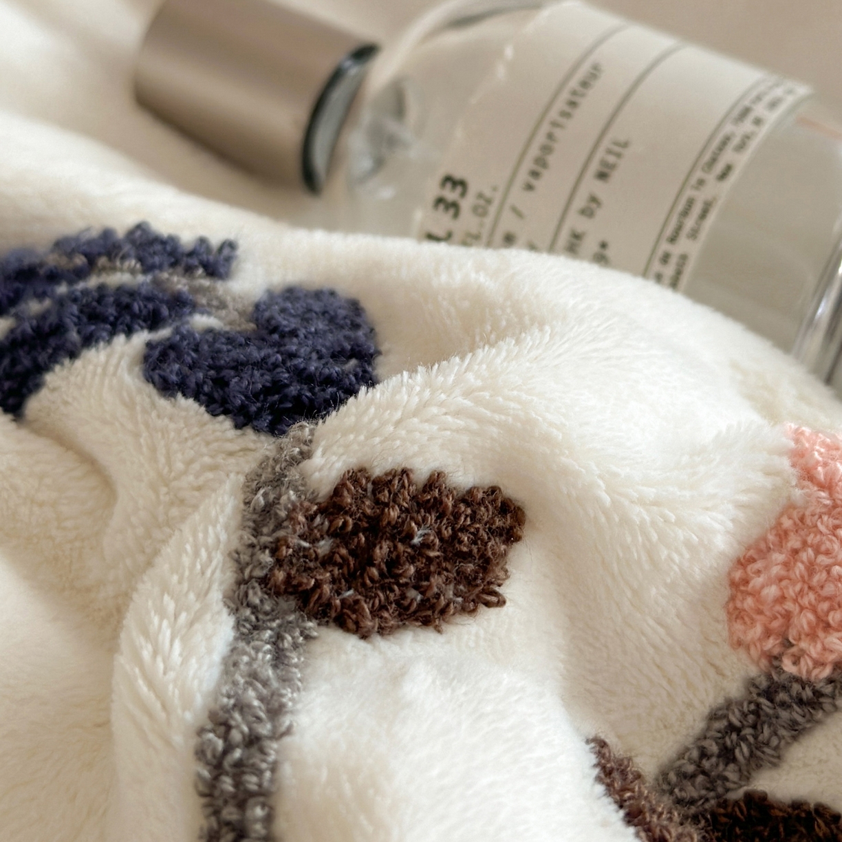 91家纺网 家纺一手货源 找家纺 如一 2025新款田园风毛巾绣牛奶绒四件套 幽兰-白绿