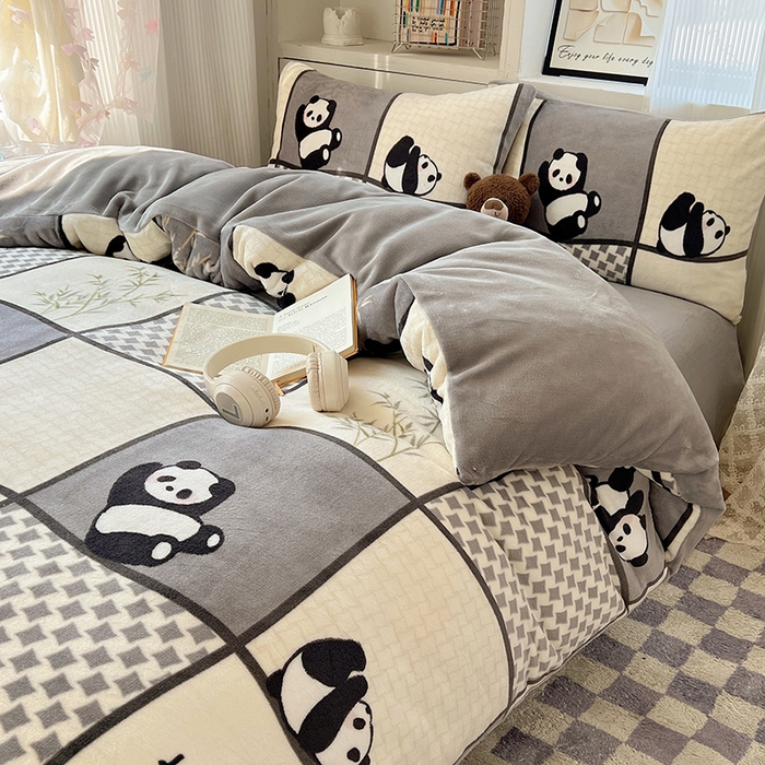 91家纺网 家纺一手货源 找家纺 小叮当家纺仓储工厂店 买家秀 爆款花型2025新款200克牛奶绒小清新卡通复古风四件套 竹林团子