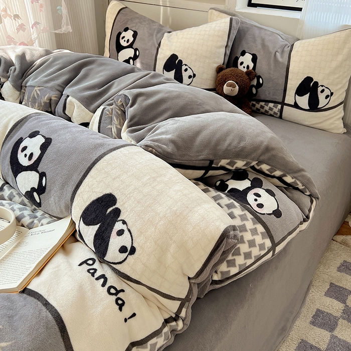 91家纺网 家纺一手货源 找家纺 小叮当家纺仓储工厂店 买家秀 爆款花型2025新款200克牛奶绒小清新卡通复古风四件套 竹林团子