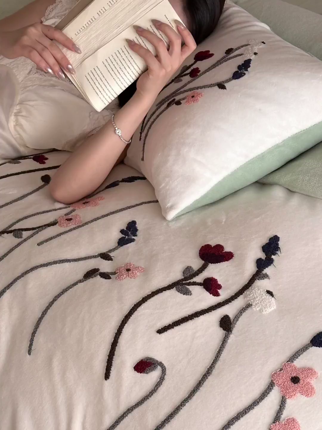 91家纺网 家纺一手货源 找家纺 如一 2025新款田园风毛巾绣牛奶绒四件套 幽兰-白绿