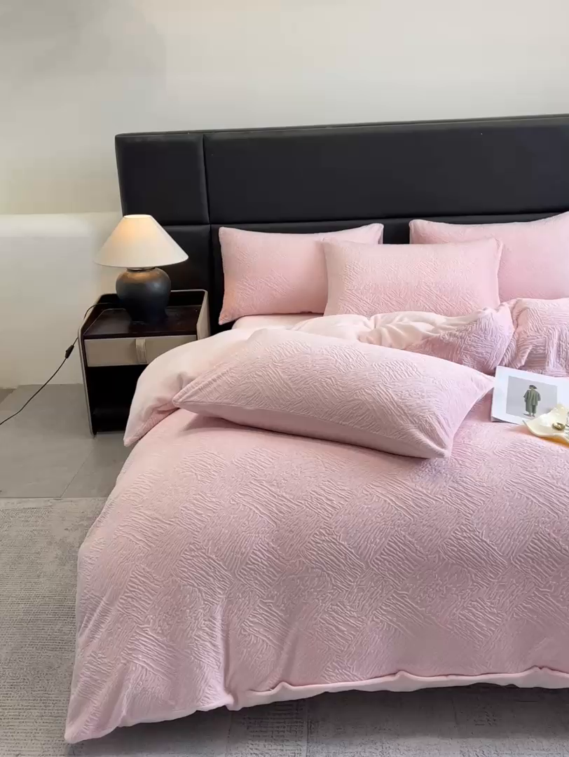 91家纺网 家纺一手货源 找家纺 星座家纺 2025新款牛奶绒雕花四件套 格调-粉