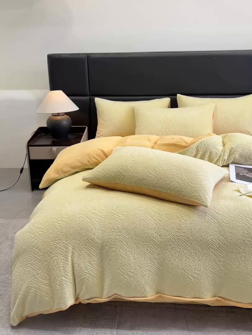 91家纺网 家纺一手货源 找家纺 星座家纺 2025新款牛奶绒雕花四件套 格调-黄