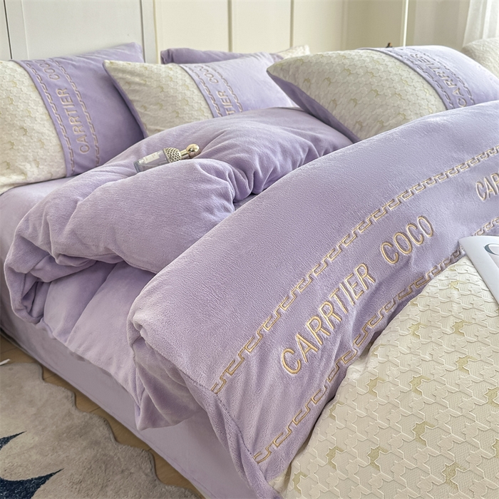 91家纺网 家纺一手货源 找家纺 灰鲸 2025新款牛奶绒拼接刺绣雕花套件-贝娜 贝娜-露娜紫