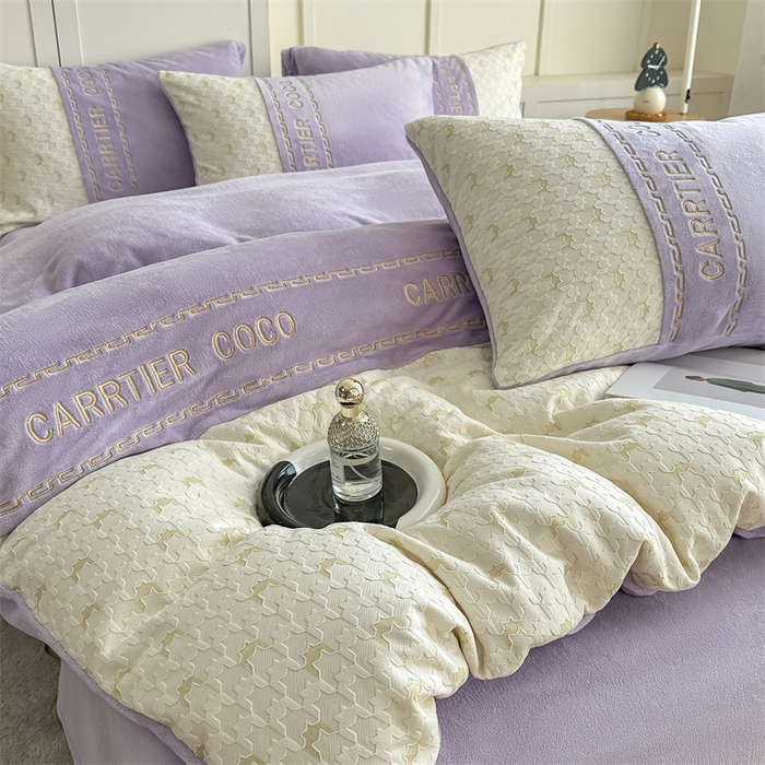 91家纺网 家纺一手货源 找家纺 灰鲸 2025新款牛奶绒拼接刺绣雕花套件-贝娜 贝娜-露娜紫