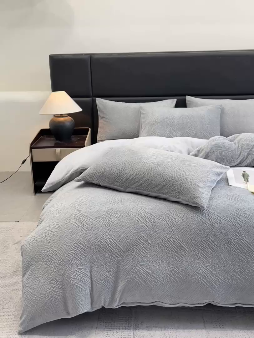 91家纺网 家纺一手货源 找家纺 星座家纺 2025新款牛奶绒雕花四件套 格调-灰