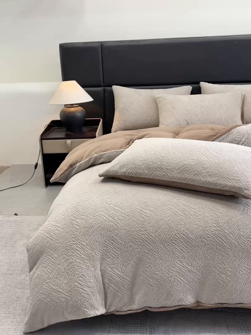 91家纺网 家纺一手货源 找家纺 星座家纺 2025新款牛奶绒雕花四件套 格调-咖