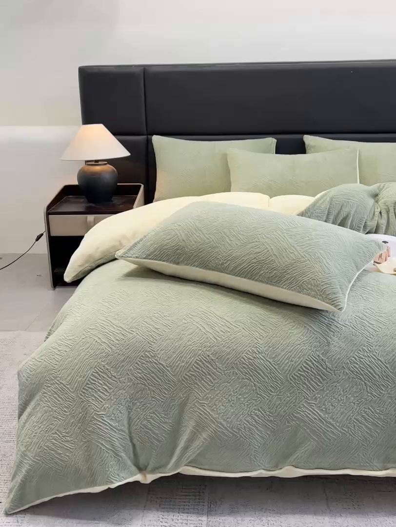 91家纺网 家纺一手货源 找家纺 星座家纺 2025新款牛奶绒雕花四件套 格调-绿