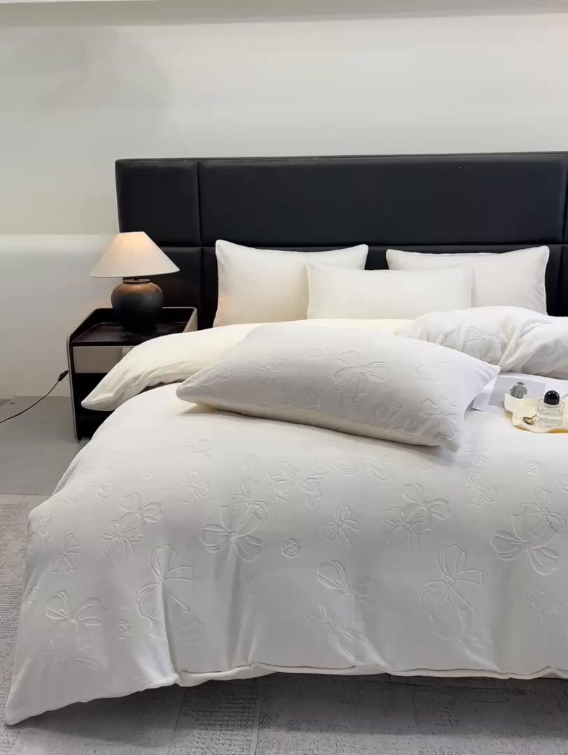 91家纺网 家纺一手货源 找家纺 星座家纺 2025新款牛奶绒雕花四件套 蝴蝶结-白