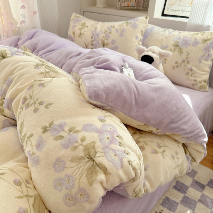 91家纺网 家纺一手货源 找家纺 小叮当家纺仓储工厂店 买家秀 爆款花型2025新款200克牛奶绒小清新卡通复古风四件套 紫色风铃