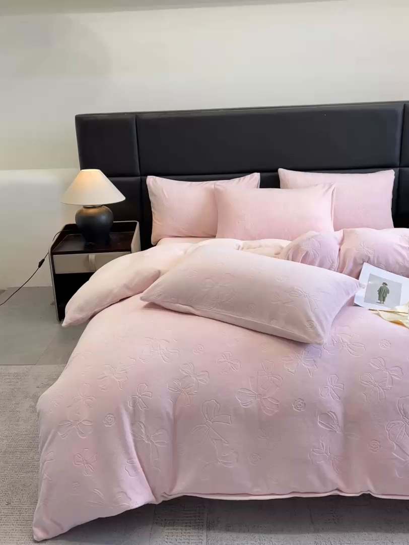 91家纺网 家纺一手货源 找家纺 星座家纺 2025新款牛奶绒雕花四件套 蝴蝶结-粉