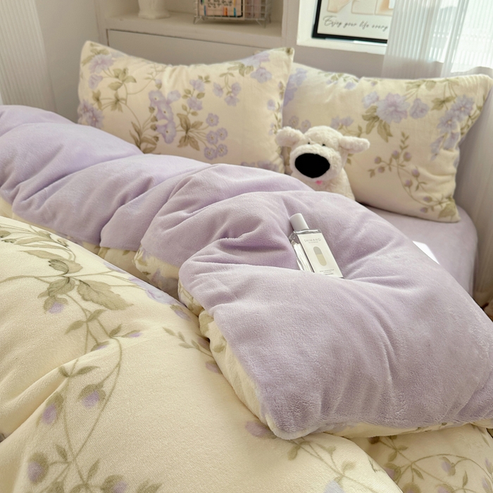 91家纺网 家纺一手货源 找家纺 小叮当家纺仓储工厂店 买家秀 爆款花型2025新款200克牛奶绒小清新卡通复古风四件套 紫色风铃