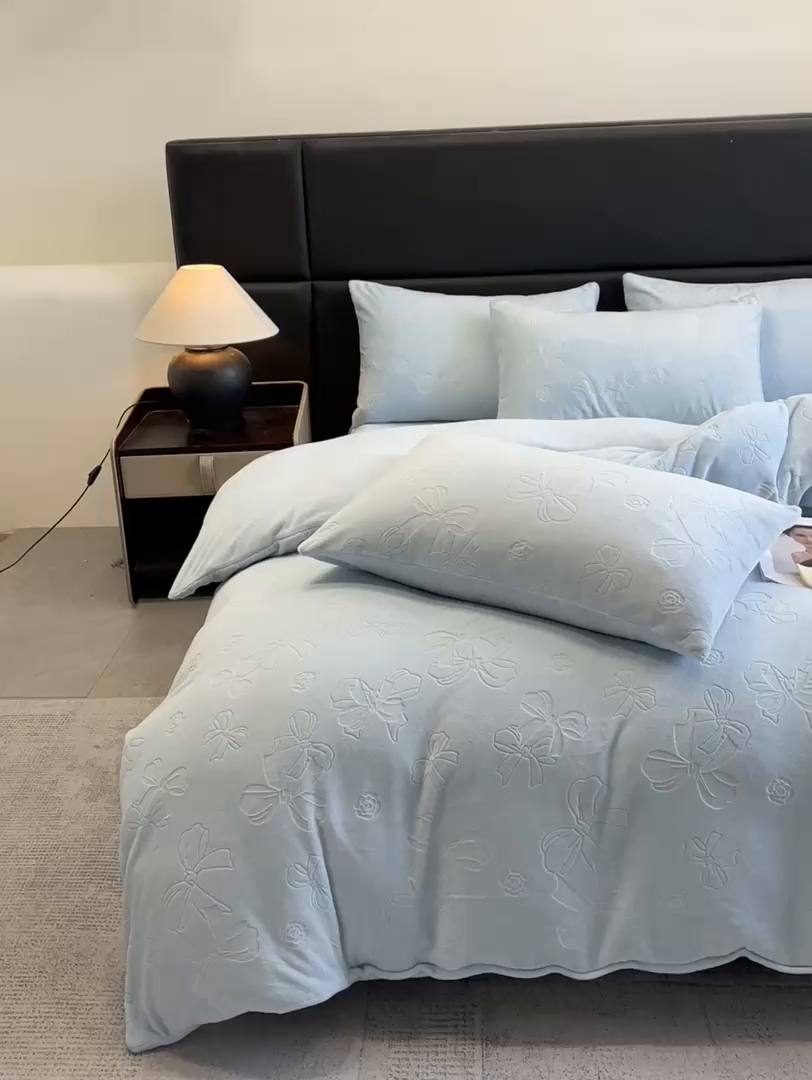 91家纺网 家纺一手货源 找家纺 星座家纺 2025新款牛奶绒雕花四件套 蝴蝶结-蓝