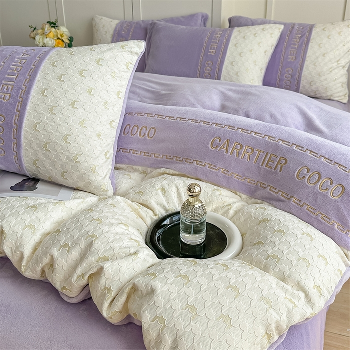 91家纺网 家纺一手货源 找家纺 灰鲸 2025新款牛奶绒拼接刺绣雕花套件-贝娜 贝娜-露娜紫