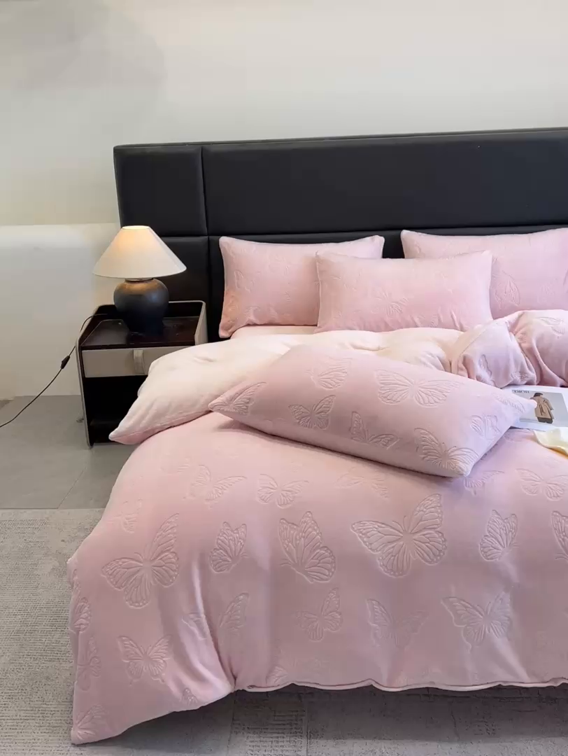 91家纺网 家纺一手货源 找家纺 星座家纺 2025新款牛奶绒雕花四件套 蝴蝶翩翩-粉