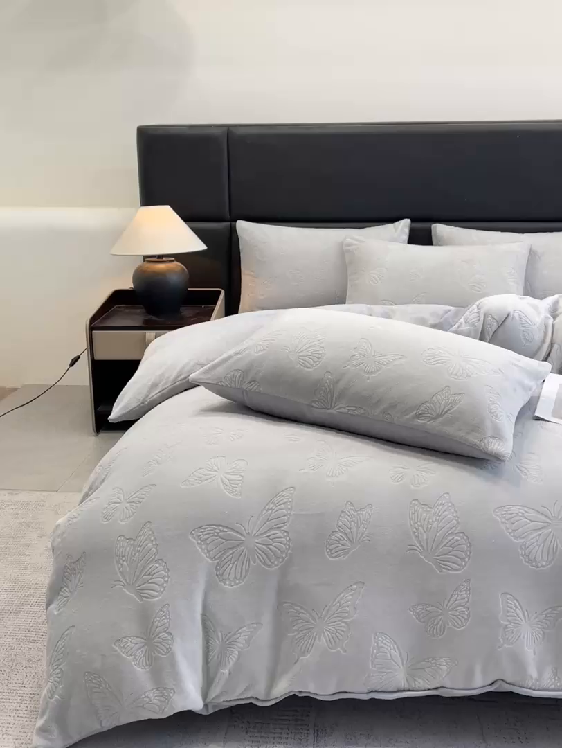 91家纺网 家纺一手货源 找家纺 星座家纺 2025新款牛奶绒雕花四件套 蝴蝶翩翩-灰