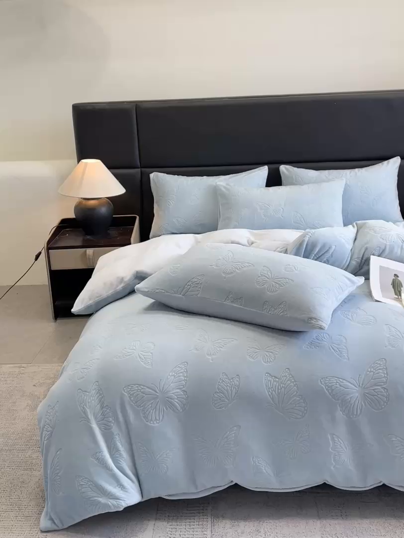 91家纺网 家纺一手货源 找家纺 星座家纺 2025新款牛奶绒雕花四件套 蝴蝶翩翩-蓝