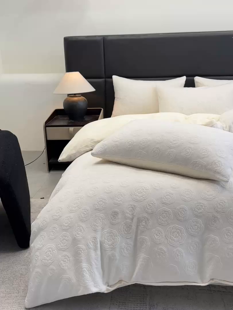 91家纺网 家纺一手货源 找家纺 星座家纺 2025新款牛奶绒雕花四件套 山茶花-白