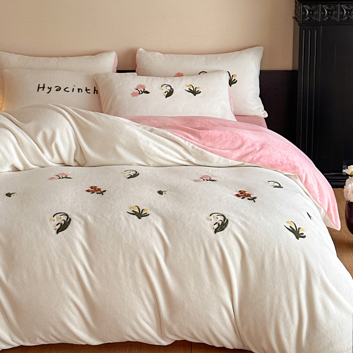 91家纺网 家纺一手货源 找家纺 如一 2025新款田园风毛巾绣牛奶绒四件套 铃兰-白粉