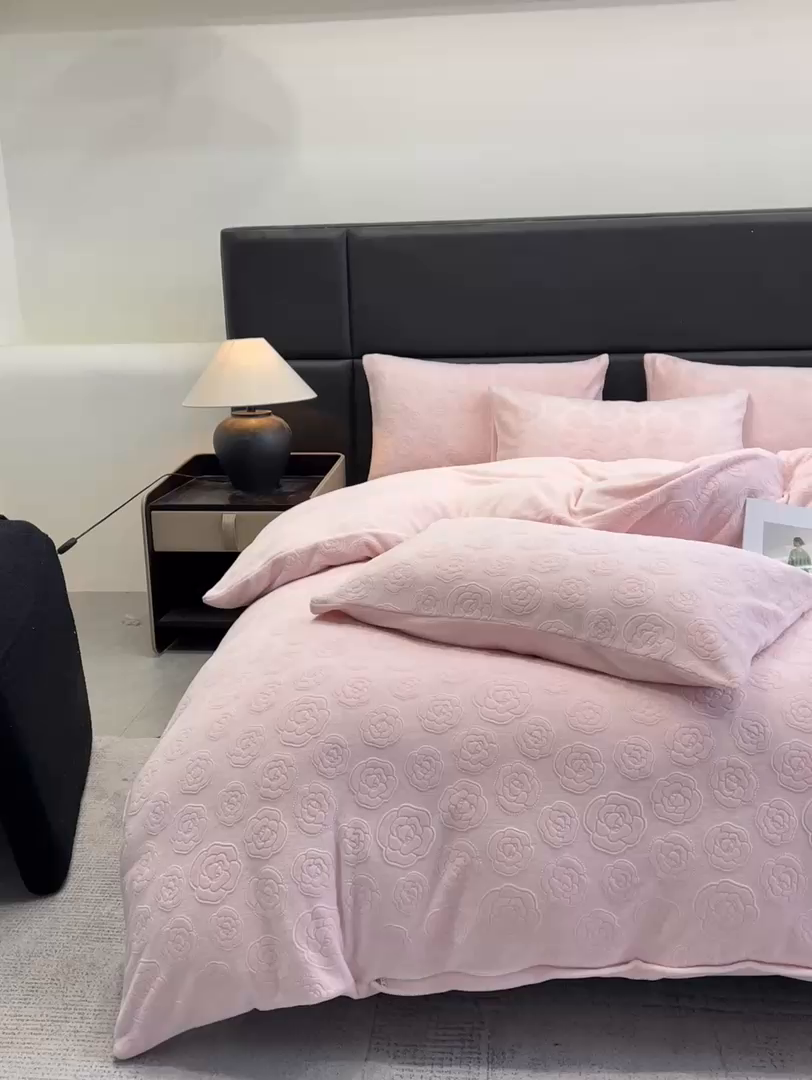 91家纺网 家纺一手货源 找家纺 星座家纺 2025新款牛奶绒雕花四件套 山茶花-粉