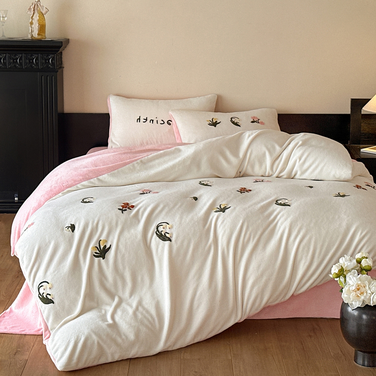 91家纺网 家纺一手货源 找家纺 如一 2025新款田园风毛巾绣牛奶绒四件套 铃兰-白粉