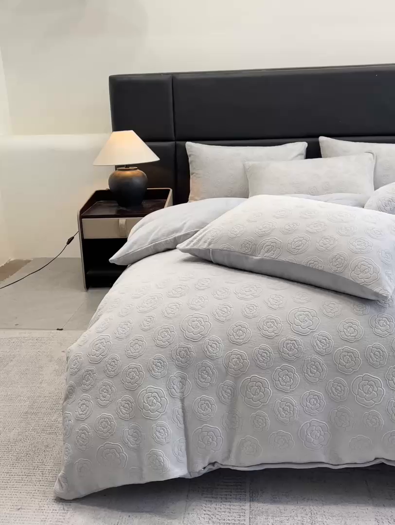 91家纺网 家纺一手货源 找家纺 星座家纺 2025新款牛奶绒雕花四件套 山茶花-灰