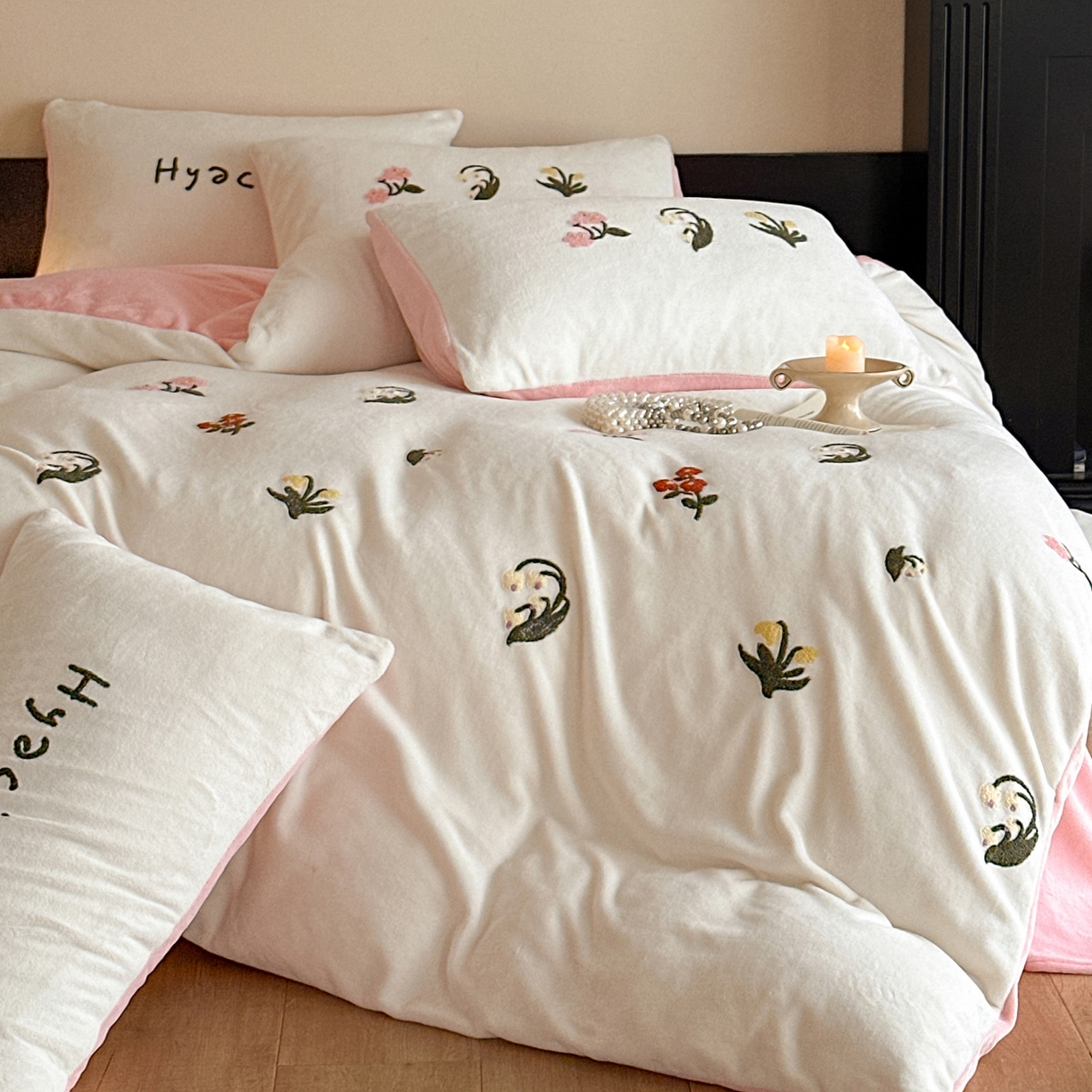 91家纺网 家纺一手货源 找家纺 如一 2025新款田园风毛巾绣牛奶绒四件套 铃兰-白粉